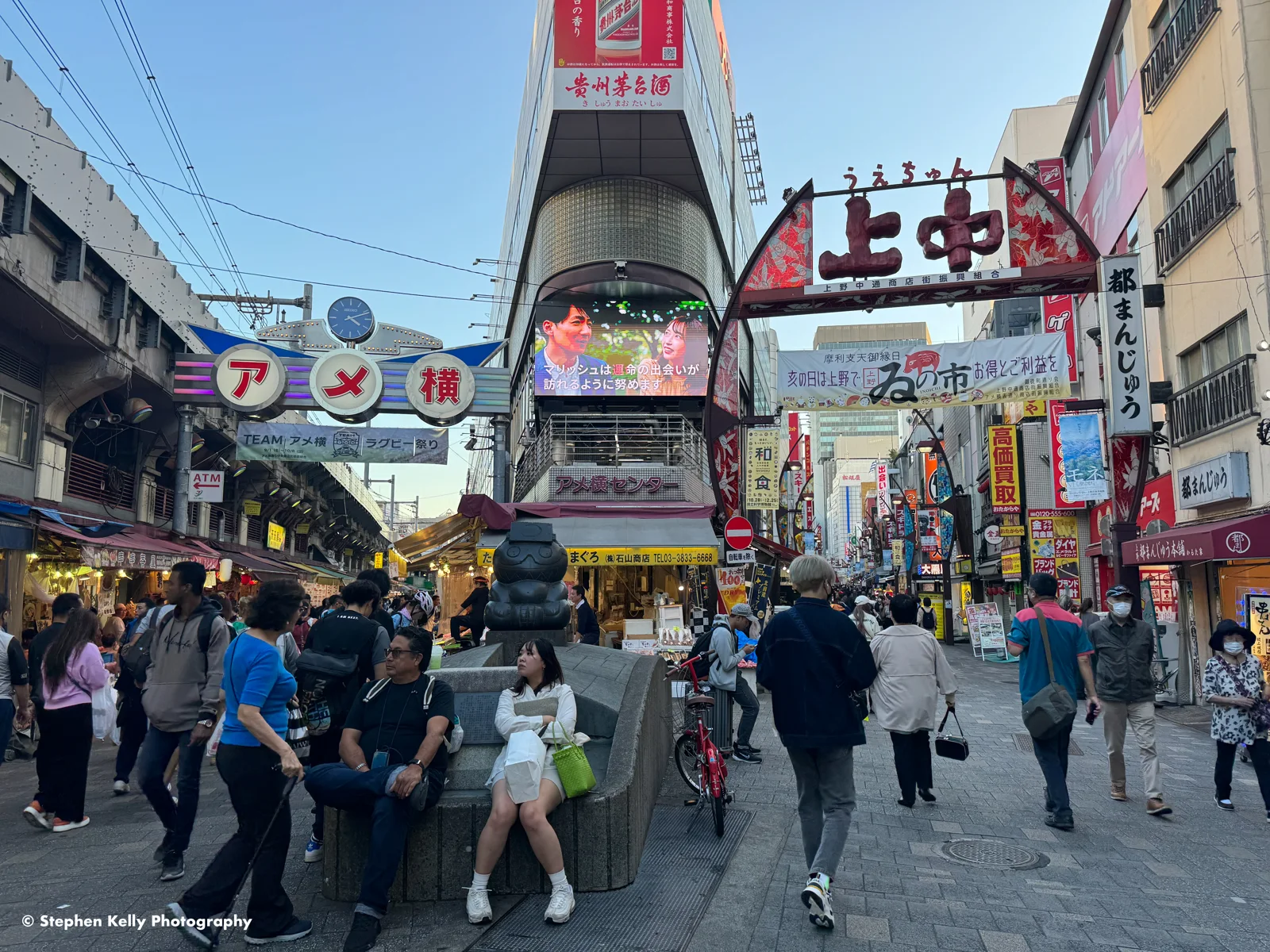 上野・アメ横の商店街入口と街並み